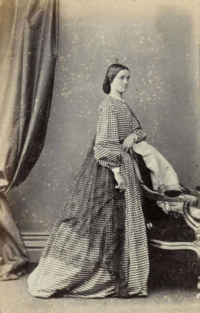 Gorgeous Photos Of Victorian Ladies in Evening Gowns From the 1850s