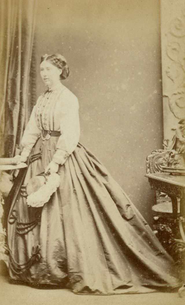 Gorgeous Photos Of Victorian Ladies in Evening Gowns From the 1850s