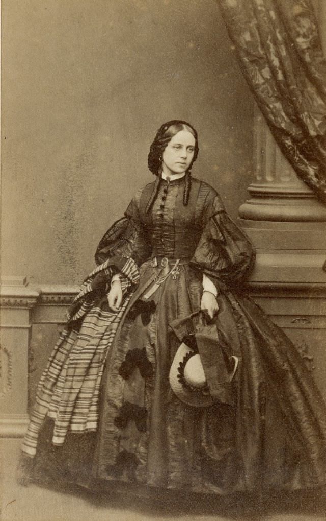 Gorgeous Photos Of Victorian Ladies in Evening Gowns From the 1850s