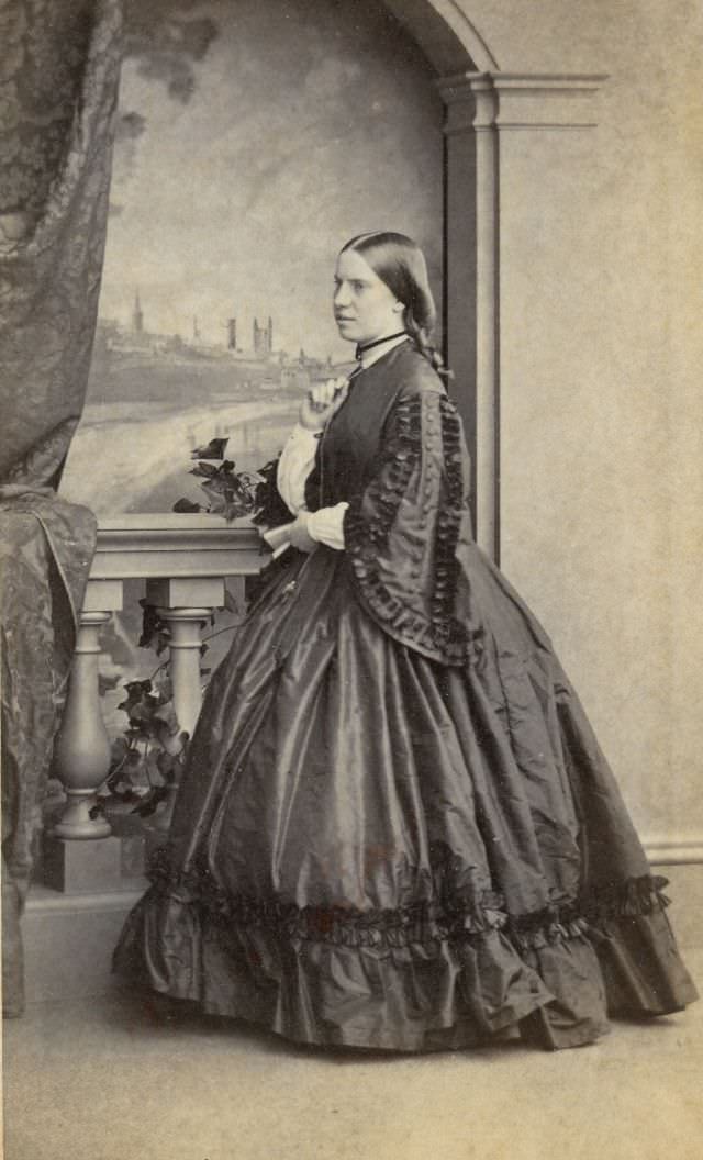 Gorgeous Photos Of Victorian Ladies in Evening Gowns From the 1850s