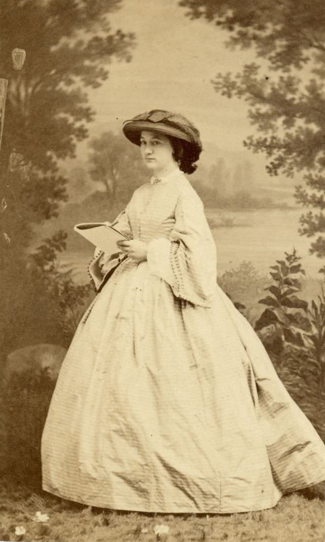 Gorgeous Photos Of Victorian Ladies in Evening Gowns From the 1850s