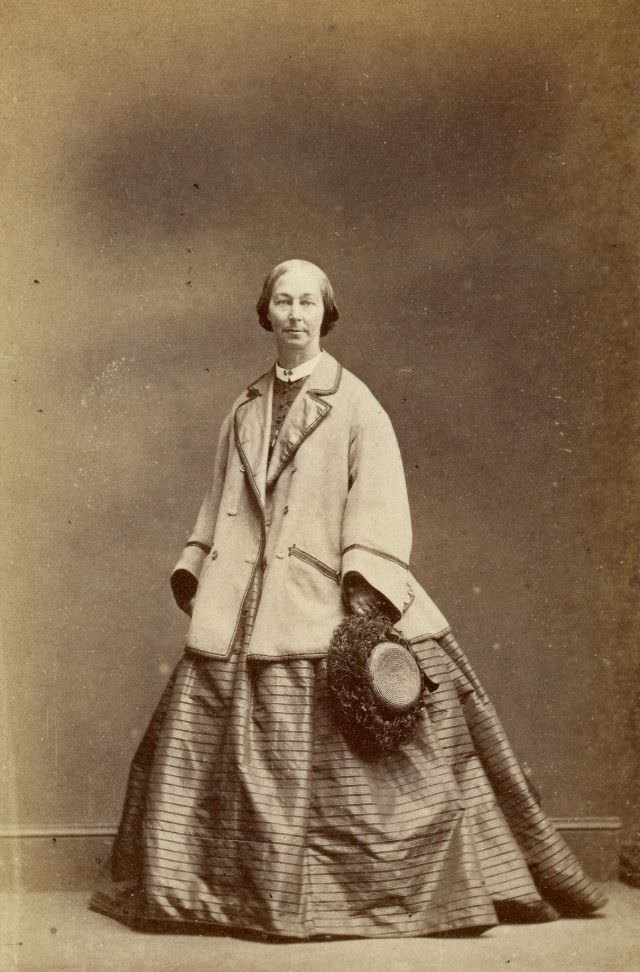 Gorgeous Photos Of Victorian Ladies in Evening Gowns From the 1850s