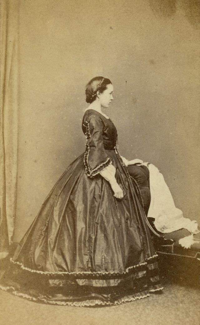 Gorgeous Photos Of Victorian Ladies in Evening Gowns From the 1850s