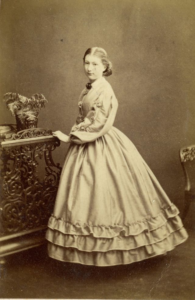 Gorgeous Photos Of Victorian Ladies in Evening Gowns From the 1850s