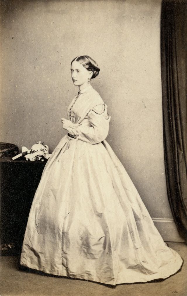 Gorgeous Photos Of Victorian Ladies in Evening Gowns From the 1850s