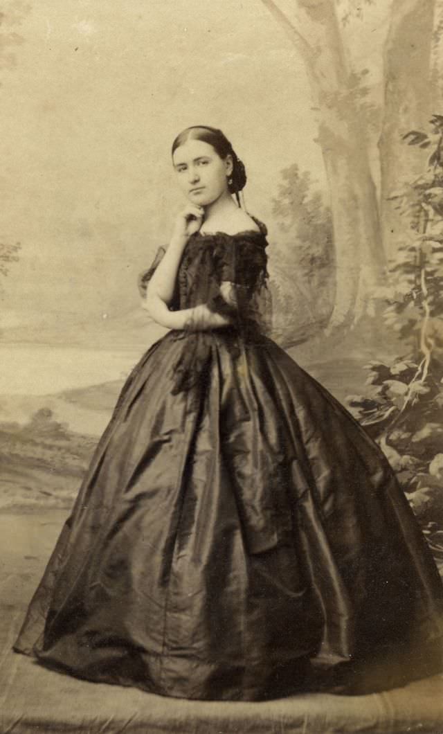 Gorgeous Photos Of Victorian Ladies in Evening Gowns From the 1850s