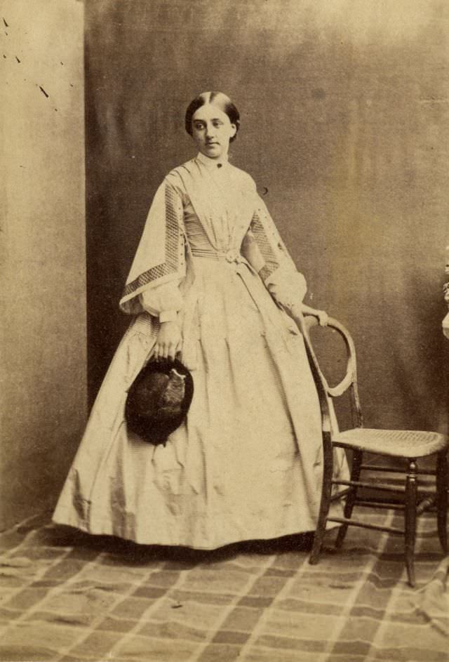 Gorgeous Photos Of Victorian Ladies in Evening Gowns From the 1850s