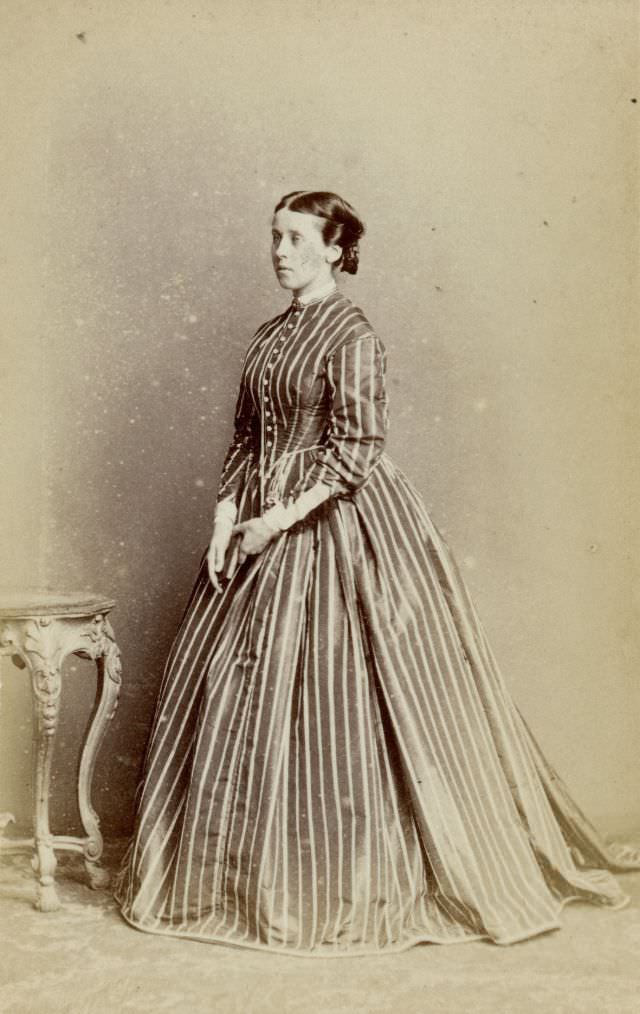 Gorgeous Photos Of Victorian Ladies in Evening Gowns From the 1850s