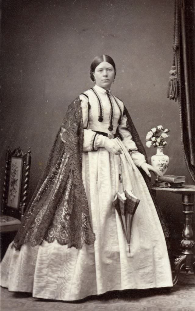 Gorgeous Photos Of Victorian Ladies in Evening Gowns From the 1850s