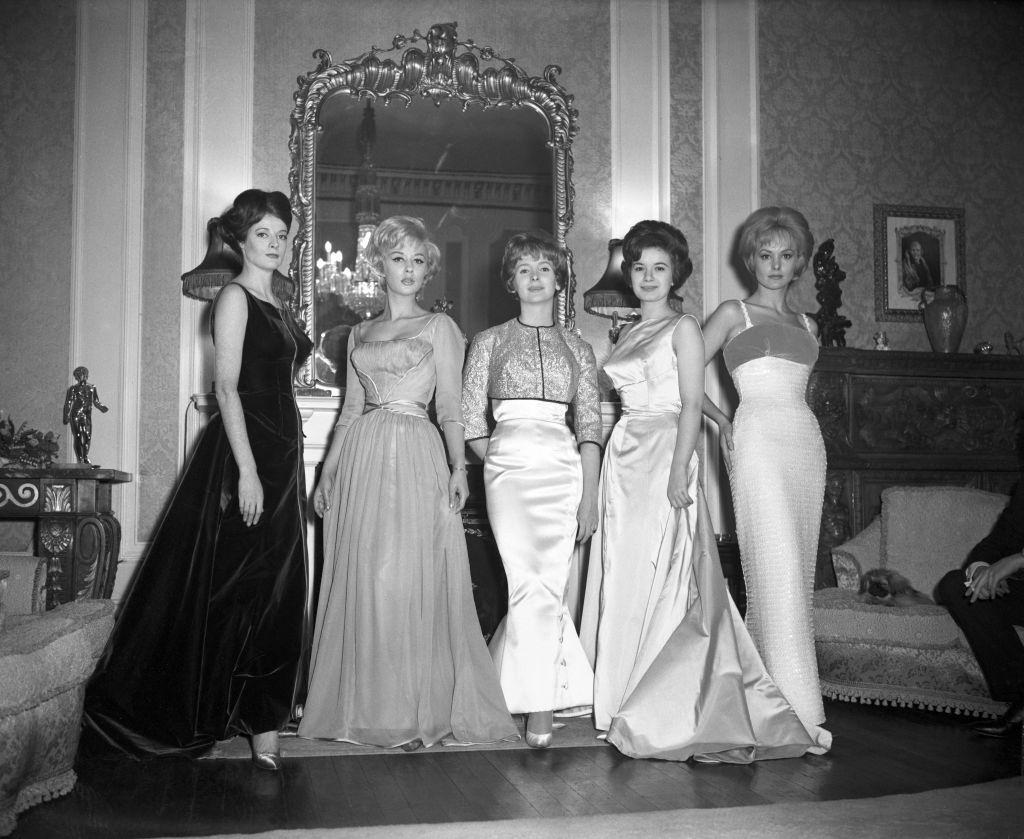 Maggie Smith with Carole Lesley, Millicent Martin, Julie Stevens and Sara Branch, 1961.