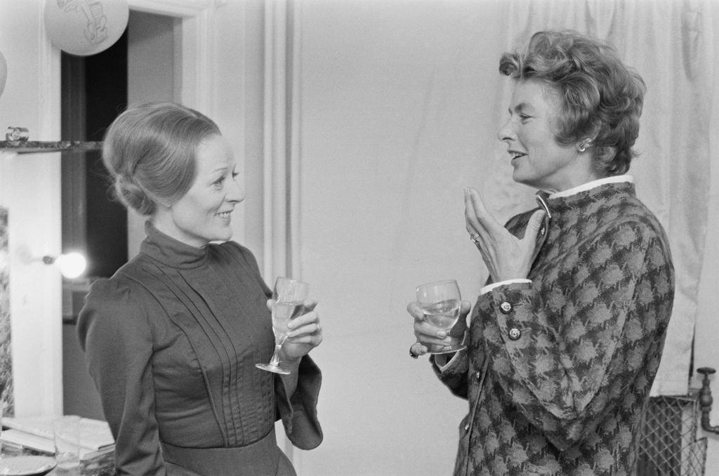 Maggie Smith with Swedish actress Ingrid Bergman at the Cambridge Theatre in London's West End, 1970.