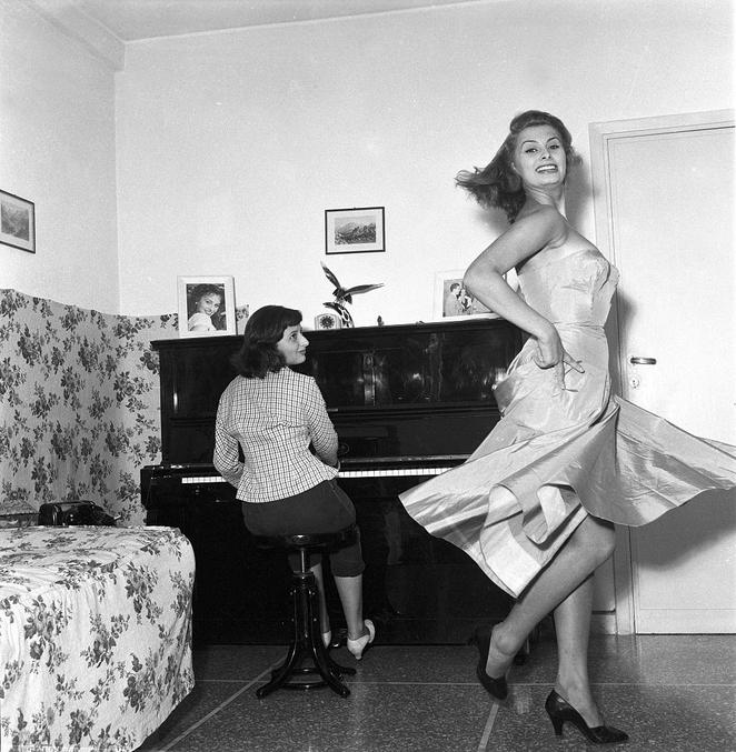 Sophia Loren dacing while her sister Maria Scicolone is playing the piano, 1950s.