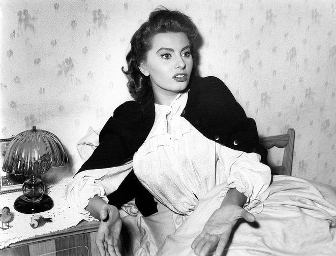 Sophia Loren  speaking gesticulating in the film The sign of Venus. Italy, 1955