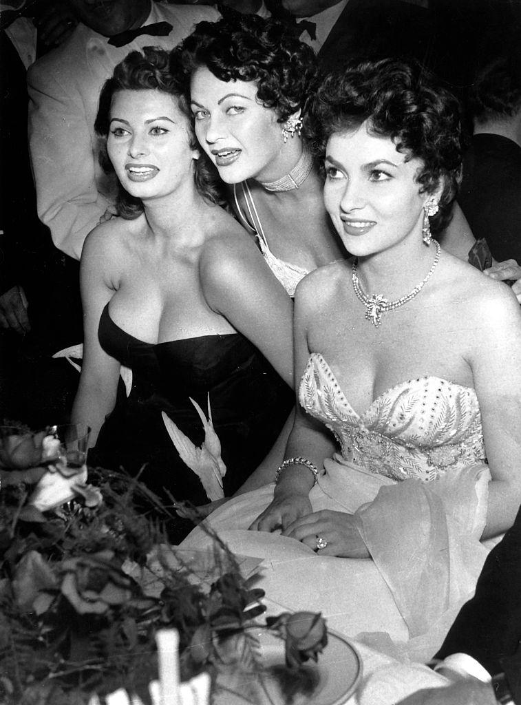 Sophia Loren with Yvonne de Carlo and Gina Lollobrigida at the International Filmball on the occasion of the Berlin Film Festival 1954.