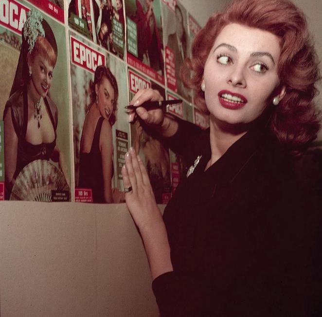 Sophia Loren visiting Mondadori publishing company and signing a cover of the magazine 'Epoca'. Milan, February 1955