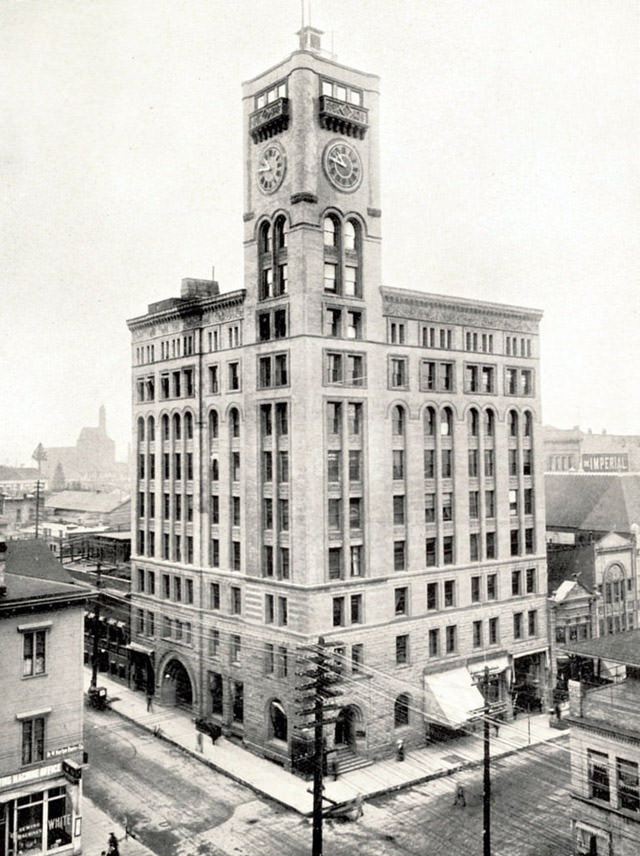 The Oregonian Building at S.W. 6th and Alder, 1904