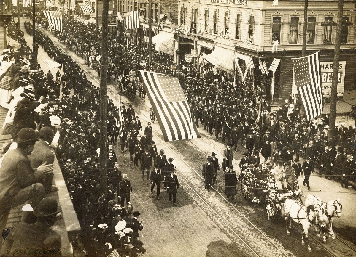 Parade for Theodore Roosevelt on SW 3rd Avenue, 1905.