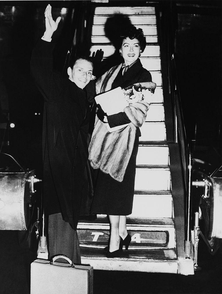 Frank Sinatra and Ava Gardner at the step of the Plane.