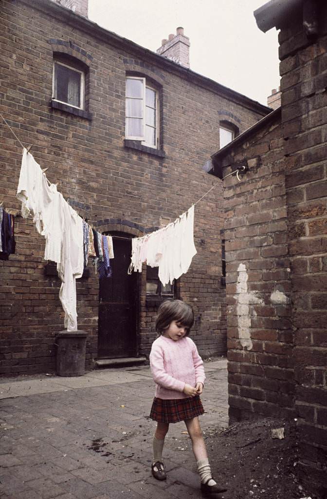Backyard and child, Winson Green, 1971