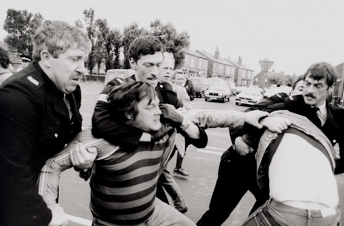 Police arrest pickets at Sutton Manor colliery, St.Helens.