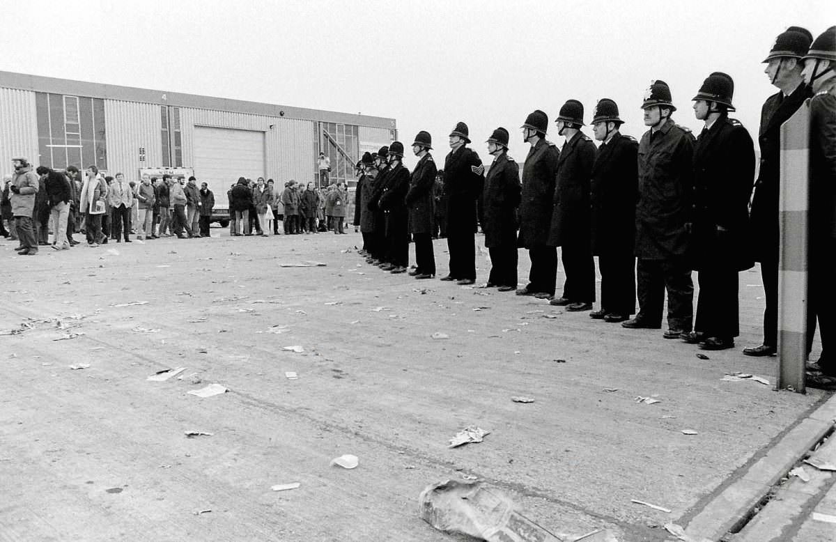 Police outside Eddie Shah’s Warrington Messenger, ’84