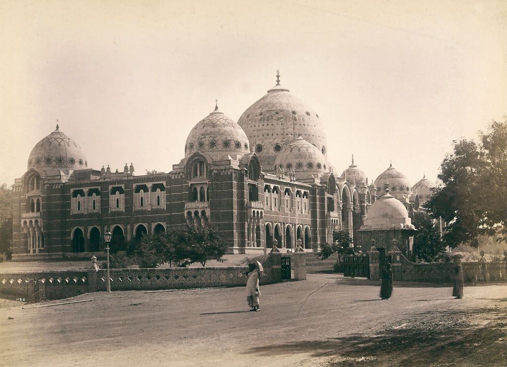 A building in the city of Vadodara, 1873.