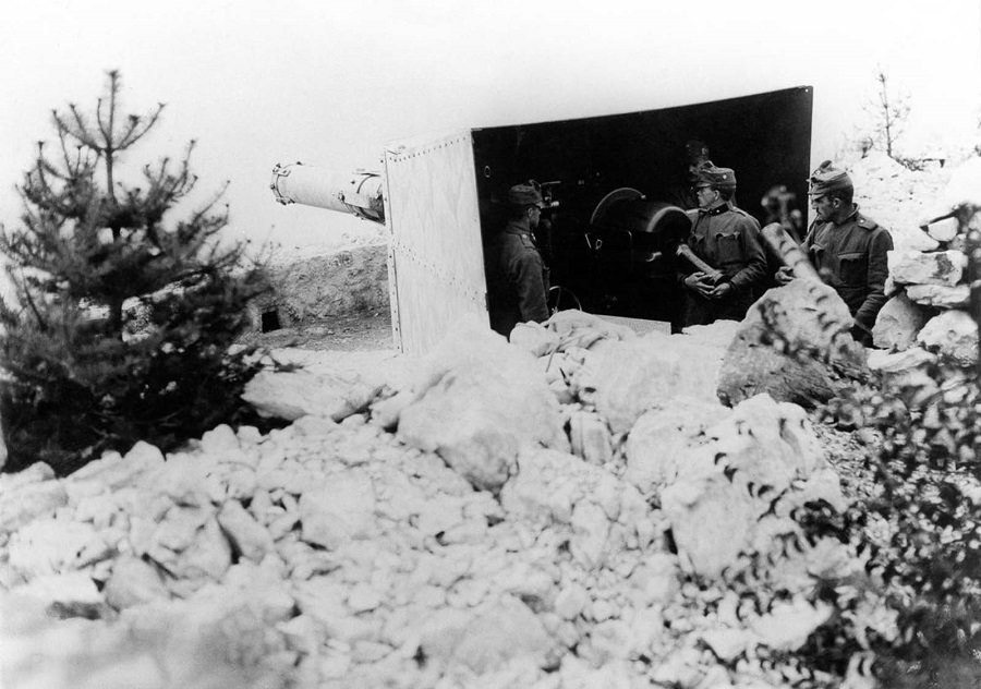 Austro-Hungarian heavy artillery in the Karst Mountains.