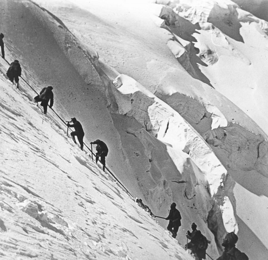 Soldiers haul 7cm guns up a 3,400-meter peak. 1916.