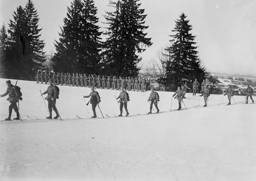 Austrian soldiers move out on skis. 1915.