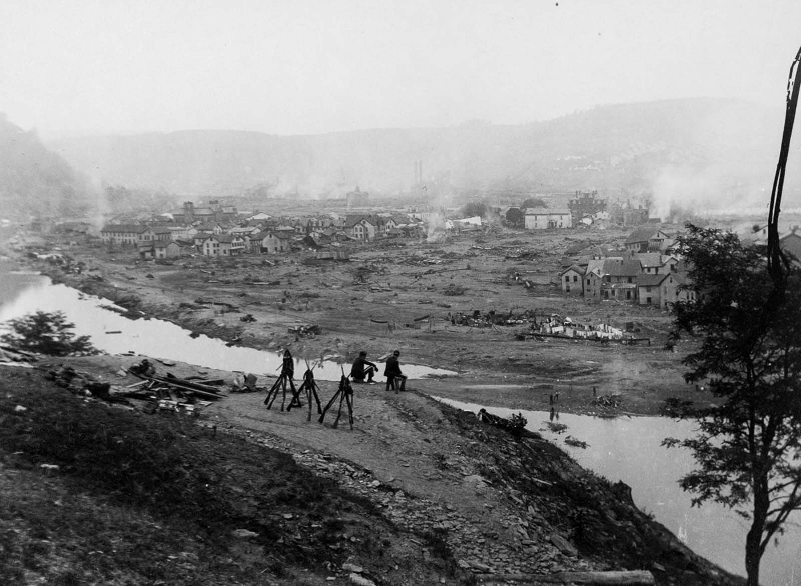 A katonák Johnstownra néznek a Kernville Hill felől.