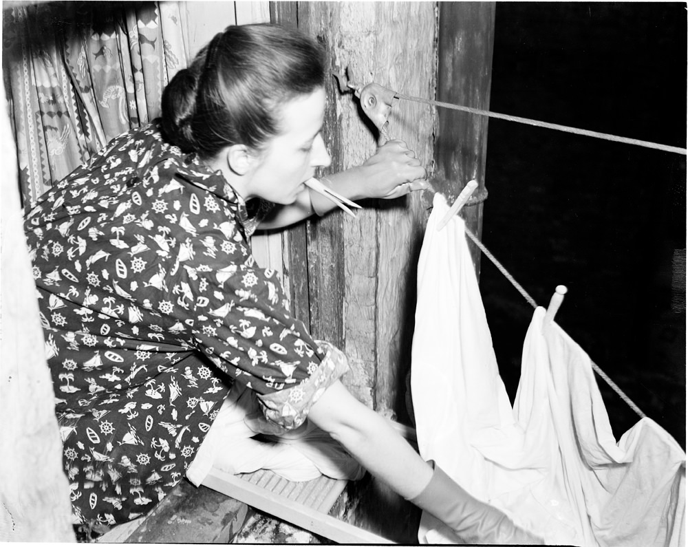 Hanging laundry, 1940. (Museum of the City of New York)