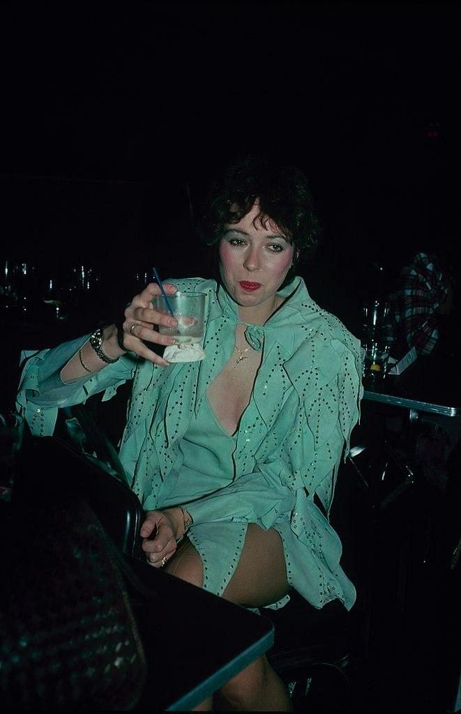 Mackenzie Phillips enjoying her drink, 1989