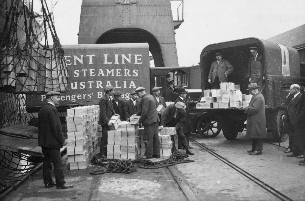 Christmas gift boxes of Queensland dried fruit being unloaded at Tilbury Docks from the Orient liner 'Orontes', 1931
