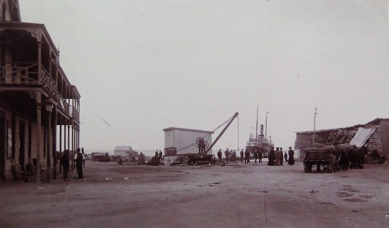 Hotel on left and a steamship at the old jetty, Tumby Bay, 1909