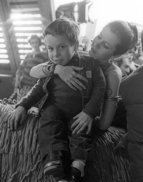 A young Warwick Davis bewitches Carrie Fisher on the set of Return Of The Jedi.