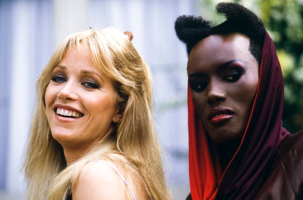Tanya Roberts with Grace Jones during the shooting of the movie 'Dangerously yours', 1984