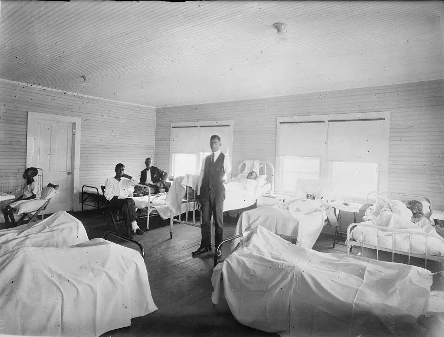 Az ARC kórházon belül, ahol a tulsa mészárlás során sérült betegeket hónapokkal később, 1921. november 1-jén kezelik.