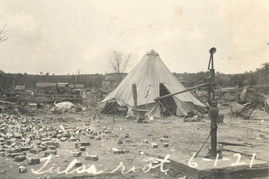 Vöröskereszt sátra épült a tulsa 1921 júniusi mészárlás áldozatainak.