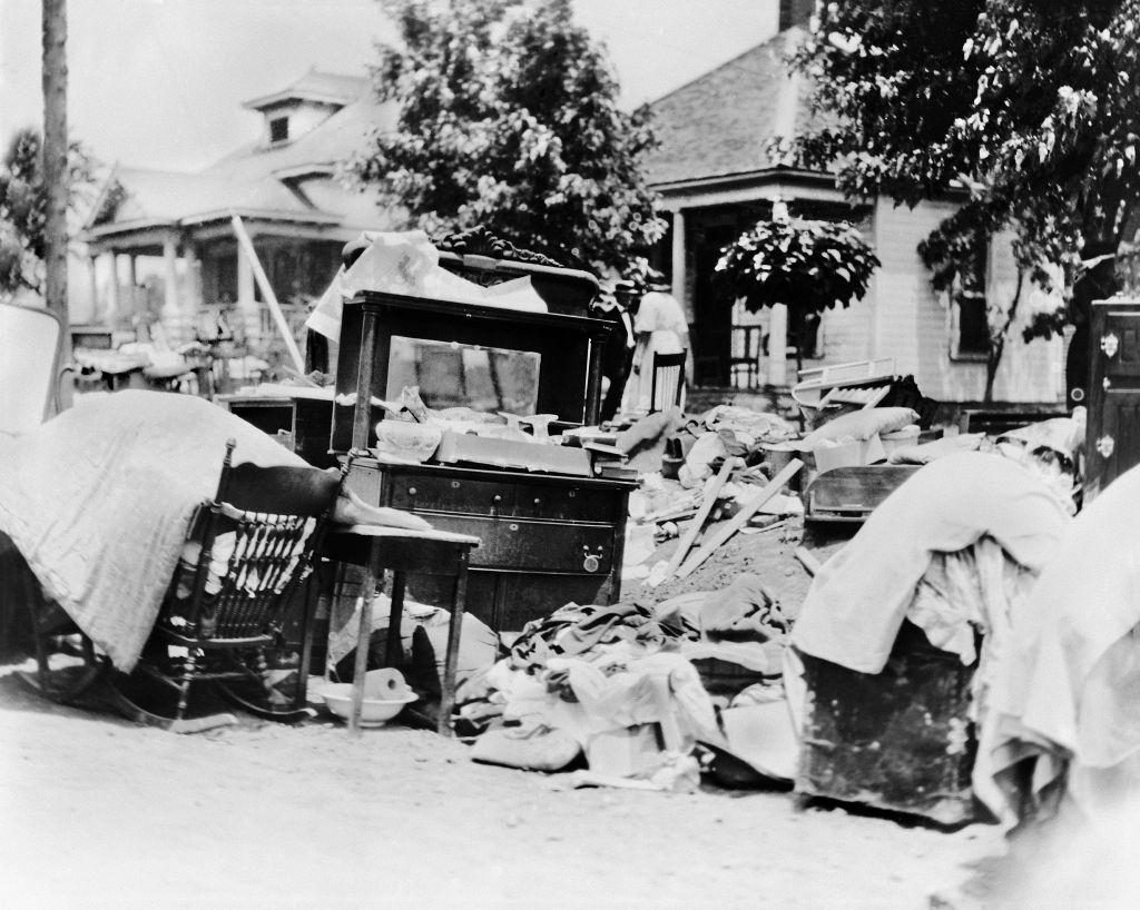 Bútorok utcában a Race Riot során, valószínűleg a kilakoltatás miatt, Tulsa, Oklahoma