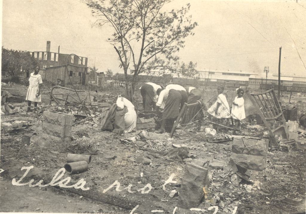 Az emberek a kavicson keresztül kerestek a Tulsa verseny mészárlás után, 1921. június.