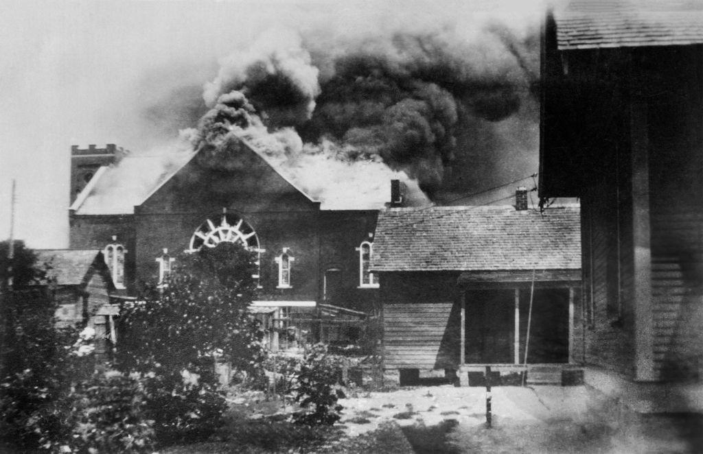 A templom égése, ahol a lőszert tárolták a Race Riot során, Tulsa, 1921. június.