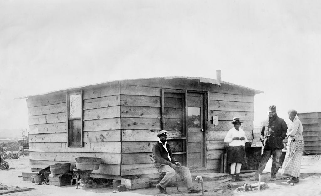 Újjáépítési időszak a verseny zavargásait követően, Tulsa, Oklahoma, 1921. június.