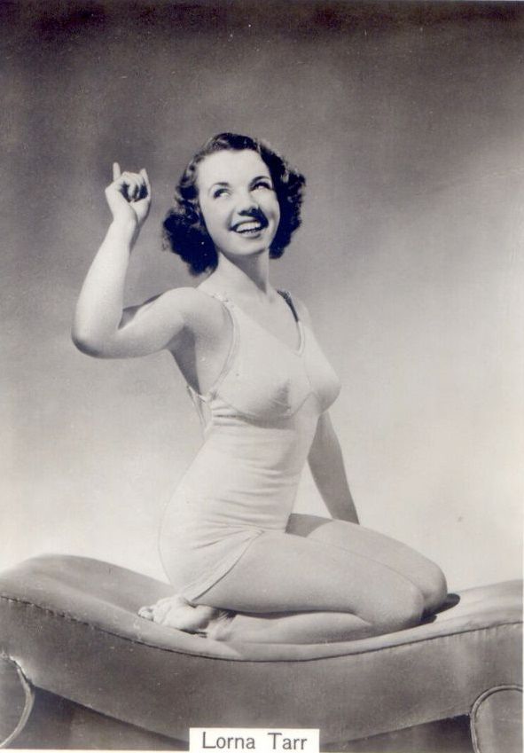 Lorna Tarr. “Beauties of Today”, Cigarette card, Britain, c.1937.