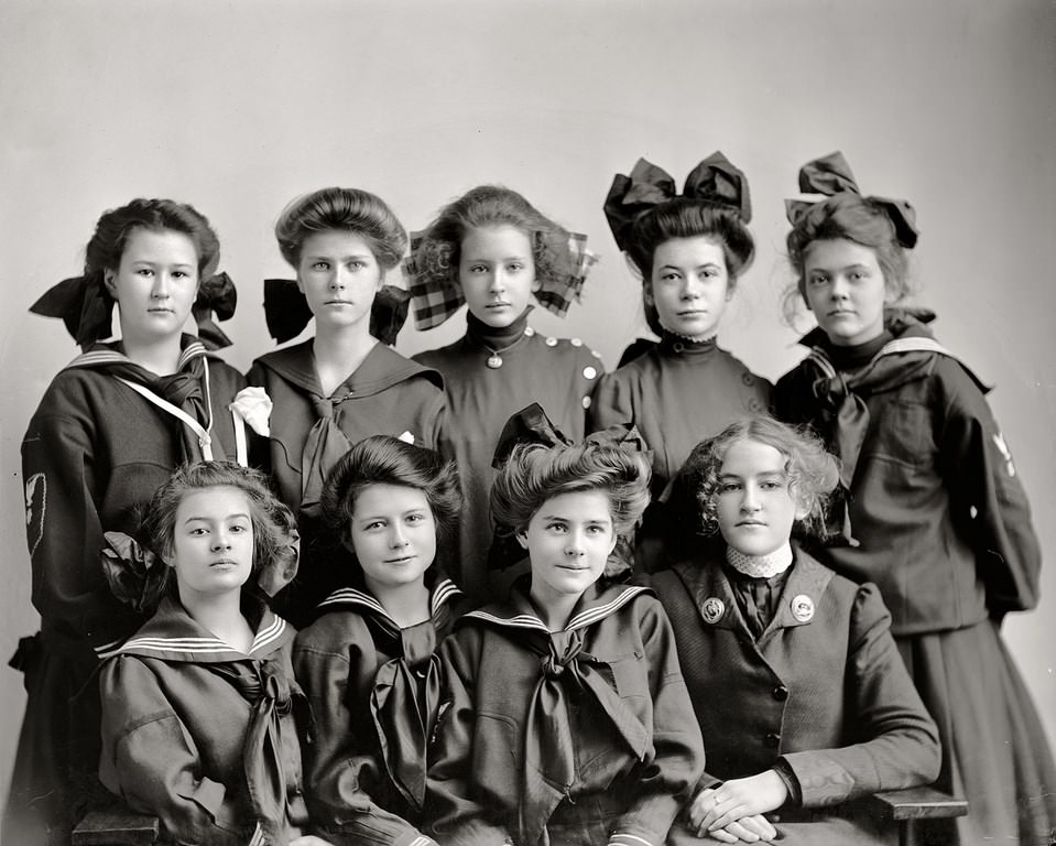 Gunston Girls. Washington, D.C., circa 1905.