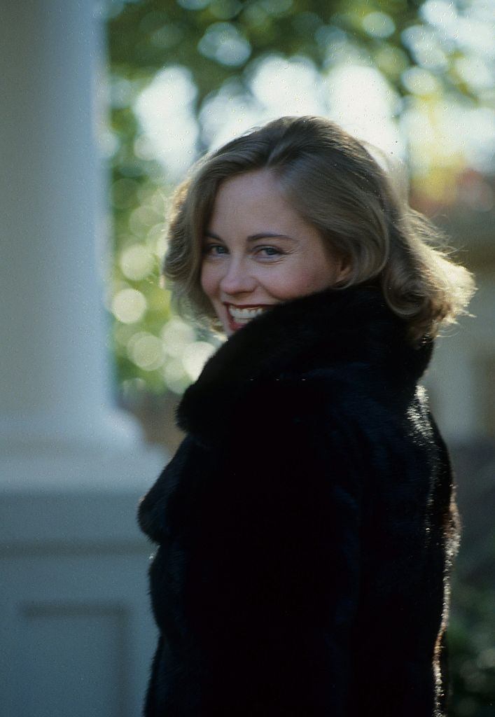 Cybill Shepherd portréra pózol, 1987