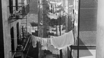 Vintage Photos of Laundry Scenes in New York City’s Streets From the 1930s