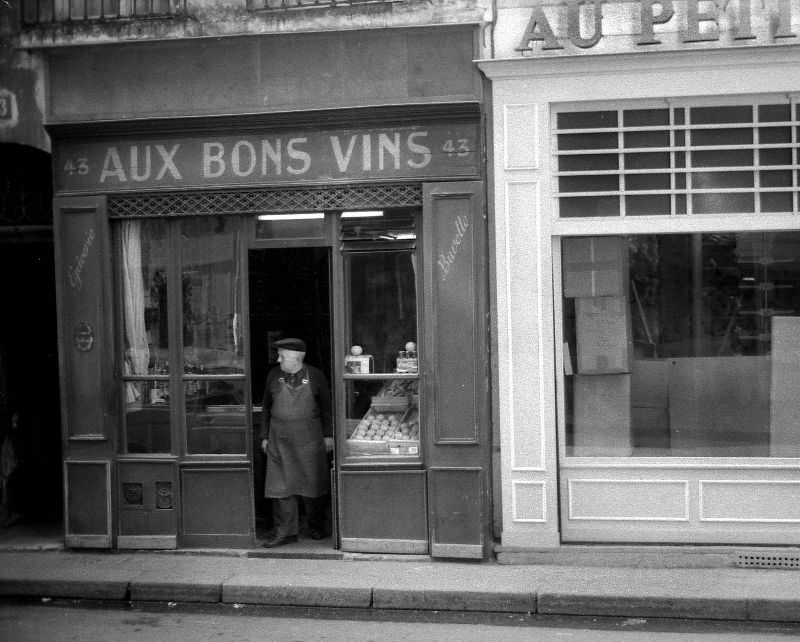 Wine shop at 43 Rue Chapon, Quartier des Arts-Et-Metiers, 3rd arrondissement, Paris ,1970