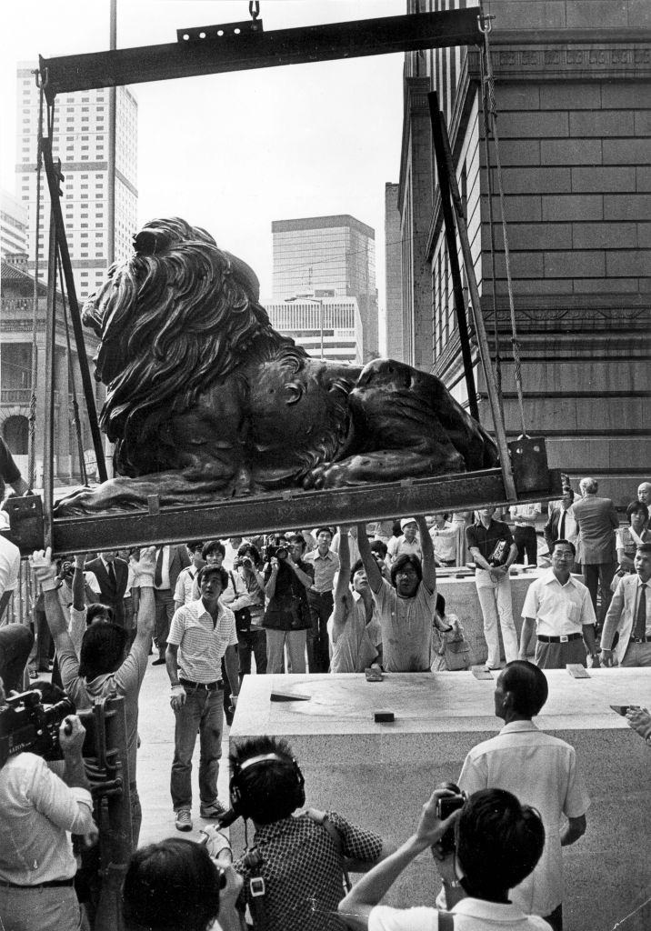 One of the two bronze lions of the Hongkong and Shangahai Banking Corporation is being moved to the Bank's annex as the headquarters is redeveloped. 19 June 1981
