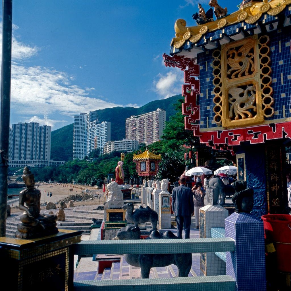 People visiting the Kowloon leisure park sacntuary. Hong Kong, early 1980s.