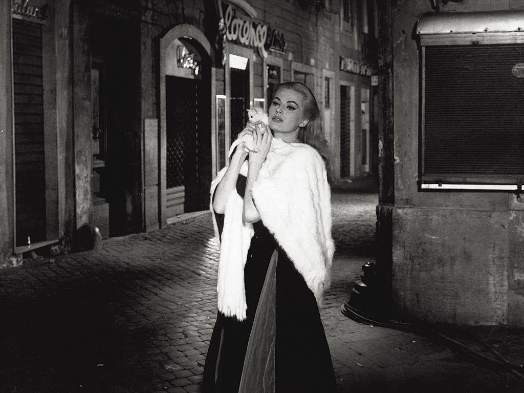 Anita Ekberg acting with a cat in her arms in the film La dolce vita. Rome, 1960.